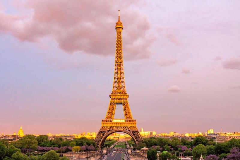 Eiffel-Tower-at-night