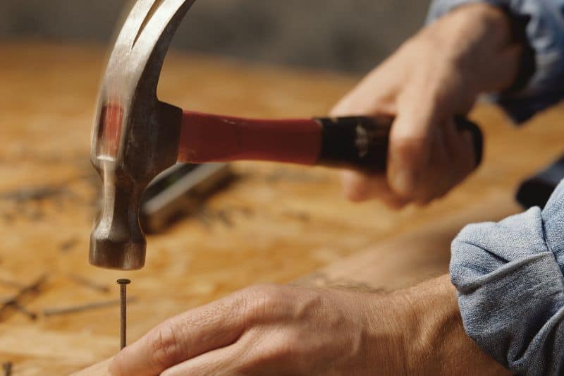 How Much Does a Hammer Weigh? (Around 16 Ounces) Measuringly